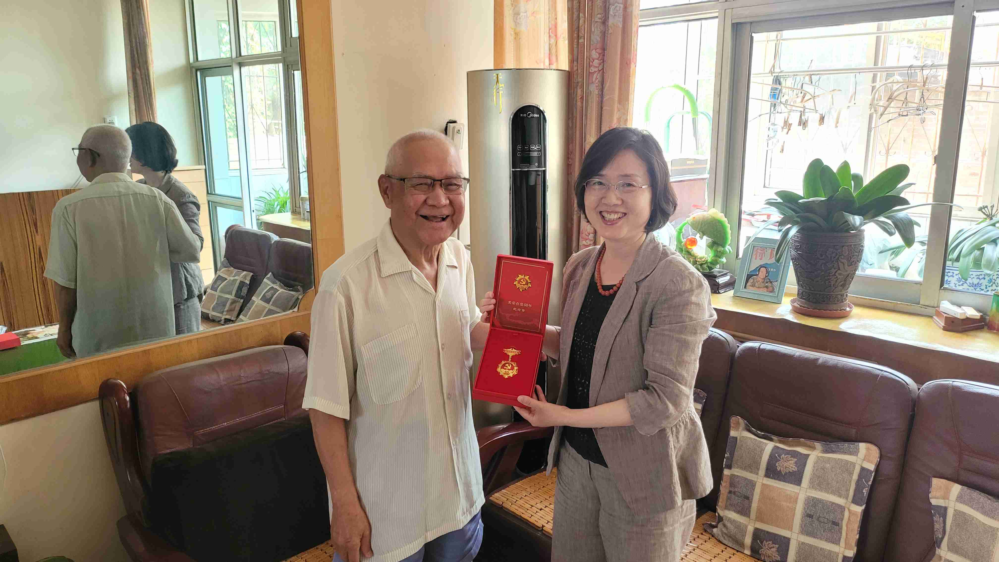 邢台市侨联走访慰问老党员